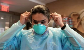 Một bác sĩ đang đeo khẩu trang N95 tại bệnh viện ở Oklahoma năm 2021. (Ảnh: Reuters)