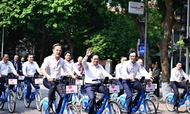 Thủ tướng Phạm Minh Chính và Thủ tướng Hà Lan Mark Rutte cùng đạp xe ở Hà Nội trong dịp gặp vào tháng 11/2023. (Ảnh: Như Ý)