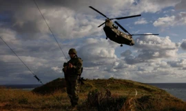 Lực lượng phòng vệ Nhật Bản diễn tập trên đảo Irisuna tháng 11/2023. (Ảnh: Reuters)