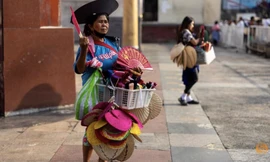 Một người bán quạt bên ngoài nhà thờ Quiapo trong ngày nắng nóng ở Manila, Philippines. (Ảnh: Reuters) 