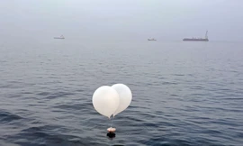 Bóng bay mang theo rác từ Triều Tiên rơi xuống vùng biển Incheon, Hàn Quốc ngày 9/6. (Ảnh: Yonhap)