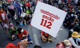 Một khẩu hiệu của người biểu tình Thái Lan đòi thả tù nhân chính trị và huỷ bỏ Điều 112. (Ảnh: Reuters)