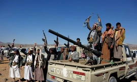 Các thành viên Houthi tổ chức cuộc biểu tình chống phản đối việc Mỹ và Anh tấn công những vị trí quân sự mà Houthi quản lý gần thủ đô Sanaa ngày 14/1. (Ảnh: AP)