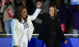 Bà Kamala Harris và nữ hoàng truyền hình Oprah Winfrey tại một sự kiện. (Ảnh: AP)