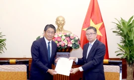 Đại sứ Nhật Bản tại Việt Nam trao điện thăm hỏi của Thủ tướng Kishida Fumio gửi Thủ tướng Phạm Minh Chính đến Thứ trưởng Ngoại giao Phạm Thanh Bình ngày 11/9. (Ảnh: Mofa)
