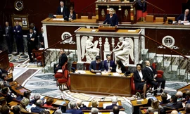 Các nghị sĩ Pháp hợp lực loại bỏ chính phủ trong phiên bỏ phiếu ngày 4/12. (Ảnh: Reuters)