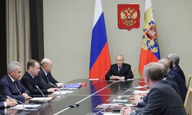 Tổng thống Nga Vladimir Putin trong một cuộc họp với các quan chức cấp cao. (Ảnh: Sputnik)