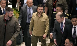 Tổng thống Ukraine Volodymir Zelensky đến dự Đối thoại Shangri-La ở Singapore với trang phục thời chiến thường thấy. (Ảnh: Reuters)