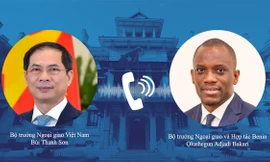 Bộ trưởng Ngoại giao Bùi Thanh Sơn và Bộ trưởng Ngoại giao và Hợp tác Benin Olushegun Adjadi Bakari. (Ảnh: Mofa)