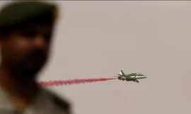 Một chiếc máy bay phản lực Ả-rập Xê-út bay qua Hafar Al-Batin trong cuộc tập trận Abdullah's Sword. (Ảnh: Reuters)