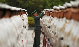 Đội danh dự của Nhật Bản chuẩn bị trước khi làm lễ. (Ảnh: Reuters)