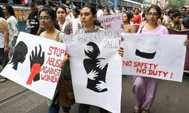 Đám đông biểu tình ở Ấn Độ sau vụ cưỡng hiếp tập thể và sát hại nữ bác sĩ 31 tuổi. (Ảnh: NDTV)