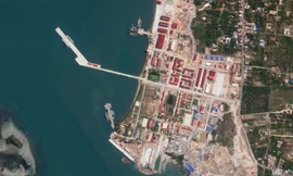 Bức ảnh vệ tinh do Planet Labs PBC chụp vào ngày 8/5 cho thấy 2 tàu hộ tống của Trung Quốc neo đậu tại căn cứ Hải quân Ream của Campuchia trên Vịnh Thái Lan. (Ảnh: AP)