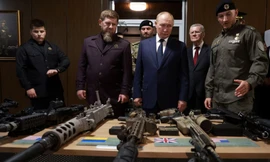 Tổng thống Nga Vladimir Putin và lãnh đạo Cộng hòa Chechnya Ramzan Kadyrov xem các loại vũ khí thu giữ được trong chiến dịch quân sự của Nga tại Ukraine ngày 20/8. (Ảnh: Sputnik)