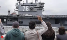 Tàu sân bay Mỹ USS Ronald Reagan rời căn cứ Yokosuka ngày 16/5. (Ảnh: AP)