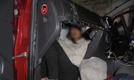 Người đàn ông bị phát hiện giấu cô gái trong xe ô-tô để đưa vào Anh. (Ảnh: BNV Anh)