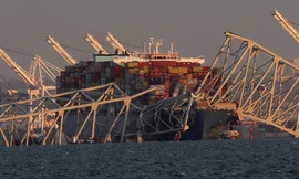 Con tàu hàng khổng lồ đâm vào cây cầu ở Baltimore ngày 26/3. (Ảnh: Getty)