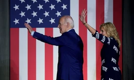 Tổng thống Mỹ Biden và phu nhân vẫy tay chào sau cuộc vận động ở bang Bắc Carolina ngày 28/6. (Ảnh: Reuters)