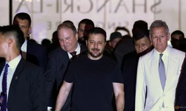 Tổng thống Ukraine Volodymir Zelensky đến Singapore tối 1/6. (Ảnh: Reuters)