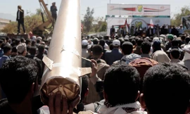 Người Yemen mang mô hình tên lửa tham gia cuộc biểu tình phản đối các cuộc không kích của Mỹ vào Yemen. (Ảnh: Getty)