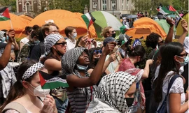 Sinh viên tuần hành và biểu tình trong khuôn viên Đại học Columbia để ủng hộ người Palestine. (Ảnh: Reuters)