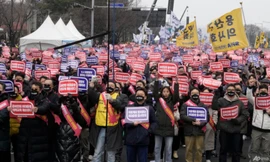 Một cuộc biểu tình của các bác sĩ Hàn Quốc tại Seoul ngày 3/3. (Ảnh: AP)