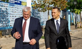 Ngoại trưởng Ba Lan Radoslaw Sikorski và người đồng cấp Ukraine Andrii Sybiha thăm Bức tường tưởng niệm những người bảo vệ Ukraine đã ngã xuống bên ngoài Nhà thờ Saint Michael ngày 13/9. (Ảnh: Reuters)