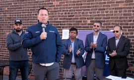 Ông Richard Grenell phát biểu trước những người Hồi giáo và người Mỹ gốc Bangladesh tại Hamtramck, Michigan, ngày 2/11. (Ảnh: Reuters)