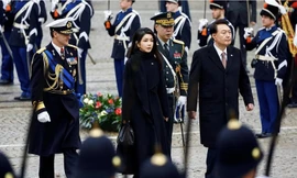 Tổng thống Hàn Quốc Yoon Suk-yeol và Phu nhân Kim Keon-hee trong chuyến thăm Hà Lan tháng 12/2023. (Ảnh: Reuters)
