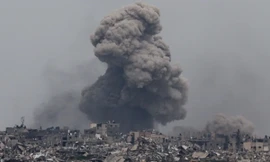 Khói bụi bốc lên sau một đợt ném bom vào Dải Gaza ngày 17/3. (Ảnh: Reuters)