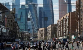 Người đi bộ băng qua đường ở khu vực trung tâm thủ đô Mátxcơva, Nga. (Ảnh: Reuters)