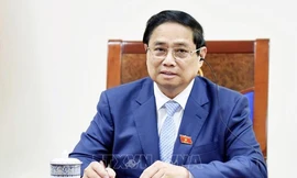 Thủ tướng Phạm Minh Chính trong cuộc điện đàm với Thủ tướng Singapore Lawrence Wong. (Ảnh: VNA)