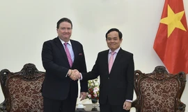 Phó Thủ tướng Trần Lưu Quang tiếp Đại sứ Mỹ tại Việt Nam Marc Knapper ngày 18/6. (Ảnh: VGP)