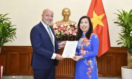 Thứ trưởng Ngoại giao Lê Thị Thu Hằng trao giấy phép thành lập văn phòng thường trú tại Việt Nam cho đại diện báo New York Times ngày 5/9. (Ảnh: Baoquocte)