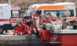 Đội cứu hộ đưa một thi thể lên bờ sau khi chiếc du thuyền chở 22 người bị chìm ngày 19/8. (Ảnh: Reuters)