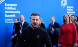 Tổng thống Ukraine Volodymir Zelensky và các lãnh đạo châu Âu dự cuộc họp ngày 7/11 tại Budapest. (Ảnh: AP)