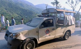 Chiếc xe của cảnh sát bị méo mó sau vụ đánh bom ở Pakistan ngày 22/9. (Ảnh: AP)