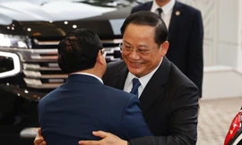 Thủ tướng Phạm Minh Chính đón Thủ tướng Lào Sonexay Siphandone chiều 22/4. (Ảnh: Như Ý)