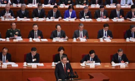 Thủ tướng Trung Quốc Lý Cường đọc báo cáo trước quốc hội ngày 5/3. (Ảnh: Reuters)