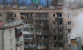 Khu nhà chung cư bị hư hại sau sự cố. (Ảnh: Reuters)