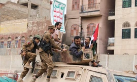 Các tay súng của Houthi ngồi trên nóc xe bọc thép tham gia cuộc biểu tình đoàn kết với người dân Palestine ở Sanaa, Yemen, ngày 24/8. (Ảnh: Reuters)