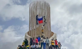 Những người ủng hộ chính quyền quân sự Niger căng cờ Nga trong cuộc biểu tình đòi tự do cho đất nước ở Niamey ngày 3/8/2023. (Ảnh: AP)