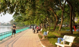 Hồ Tây: Muốn ngồi ghế đá thì phải ... trả tiền