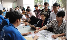 Thí sinh nộp hồ sơ xét tuyển NVBS tại trường ĐH Công nghiệp TPHCM