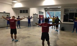 Thày trò HLV Hữu Thắng phải rút vào hành lang sân Universiti Malaya để tập tạm, tránh cơn mưa như trút nước chiều nay. Ảnh ĐOÀN NHẬT 