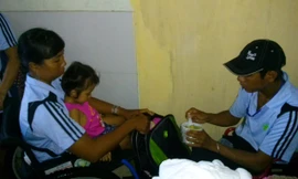 Anh Hải Âu đúc cháo cho con