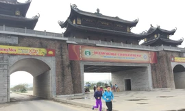 Khu vực cổng tam quan trên đường Tràng An, Ninh Bình sẽ là nơi diễn ra lễ khai mạc và thi đấu Việt dã toàn quốc và Marathon giải báo Tiền Phong lần thứ 58 năm 2017 ảnh H.H