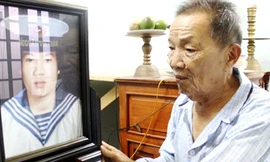 Cụ Huỷnh bên di ảnh của con. Cụ mong ước một lần ra Trường Sa Ảnh: Nguyễn Huy