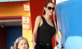 Angelina Jolie giản dị cùng các con đi công viên giải trí