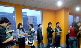 Nhiều học sinh, sinh viên đến Trung tâm Raffles Hà Nội đòi tiền. Ảnh: Minh Đức